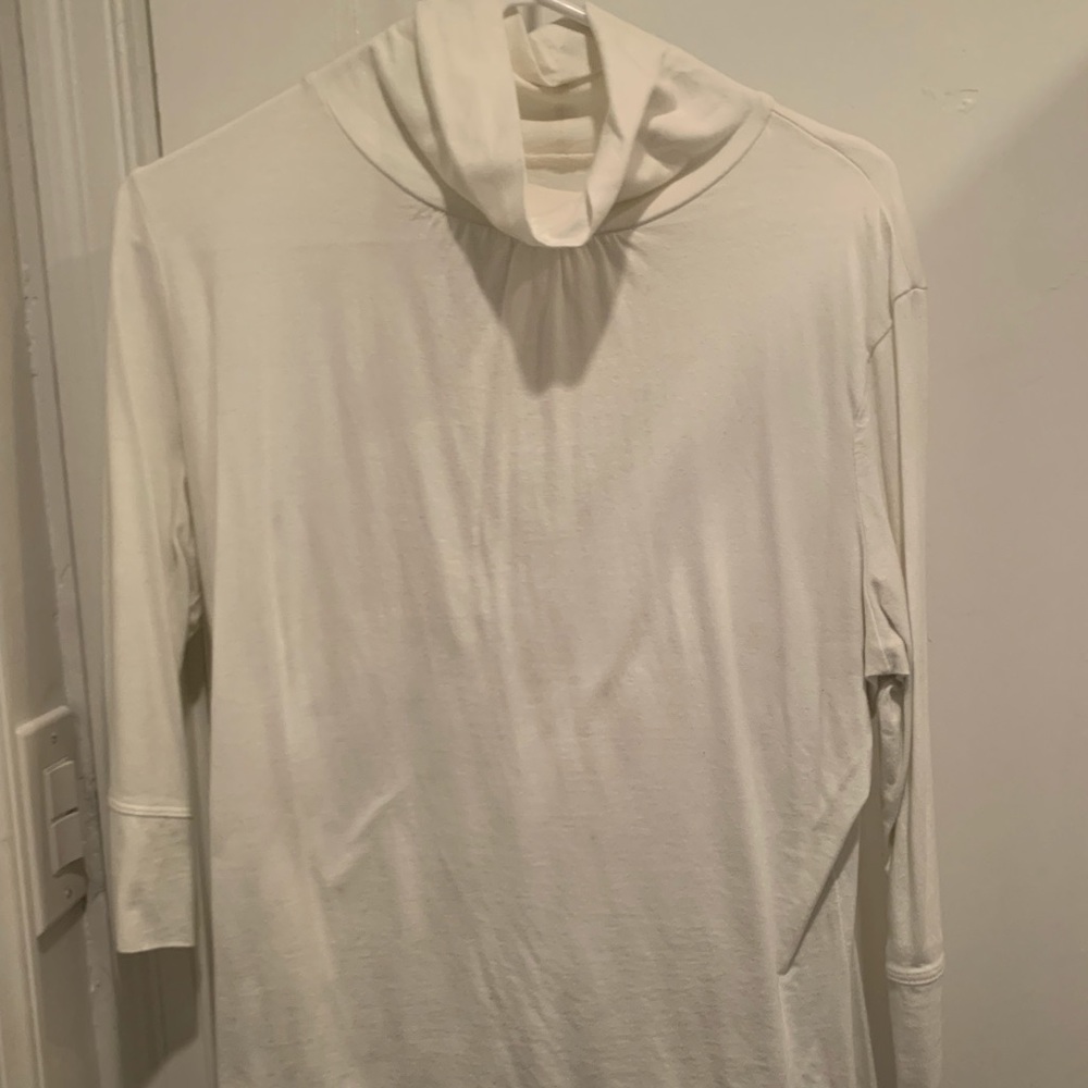 3/4 sleeve shite turtle neck